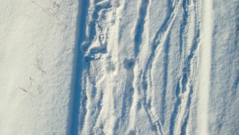 Camino-De-Campo-Completamente-Cubierto-De-Nieve-En-La-Puesta-De-Sol-De-Arriba-Hacia-Abajo-Drone-Seguir-Tiro