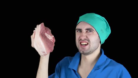 hombre con carne de cerdo cruda