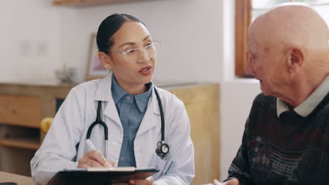 médico femenino, ancianos y pacientes