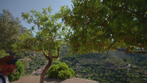 Reisender-Erwachsener-Mann-In-Der-Nähe-Der-Meeresküste,-Der-Die-Aussicht-Auf-Die-Berge-Bewundert