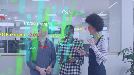 animación de datos financieros y textos de negocios sobre diversos compañeros de trabajo hablando en la oficina.