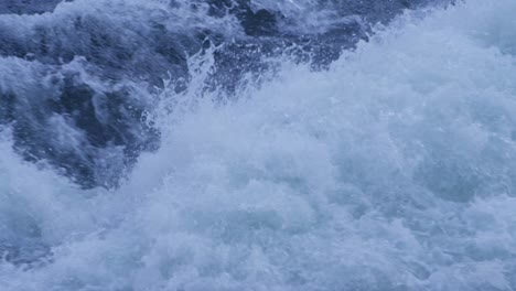 крупный план порогов на белой воде