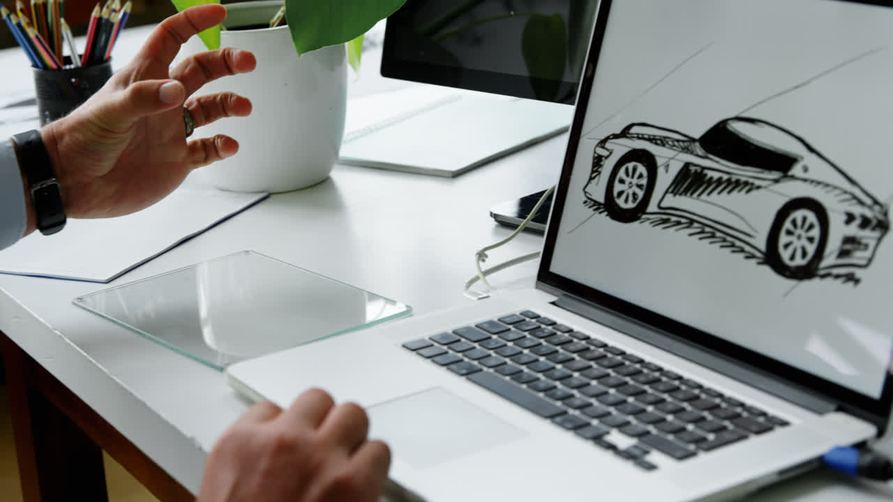 diseñador de automóviles trabajando en computadora portátil y nueva tecnología invisible 4k