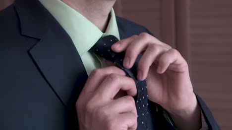 hombre ajustando corbata