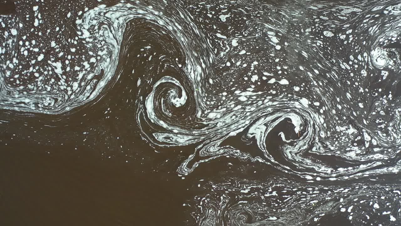 물 표면에서 바뀌는 거품 패턴의 공중 사진