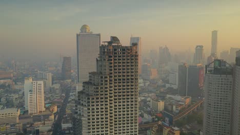 rascacielos de bangkok al amanecer