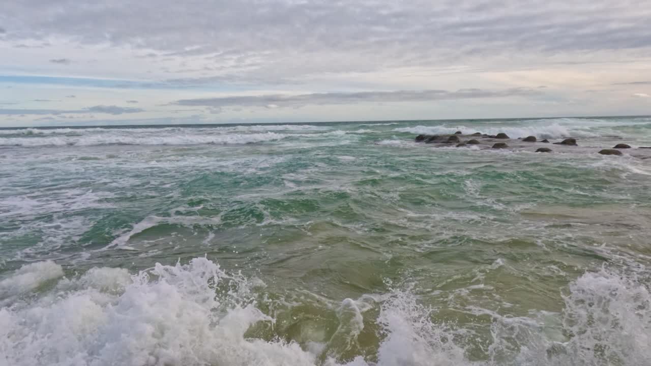 슬로우 모션으로 바위에 부서지는 파도