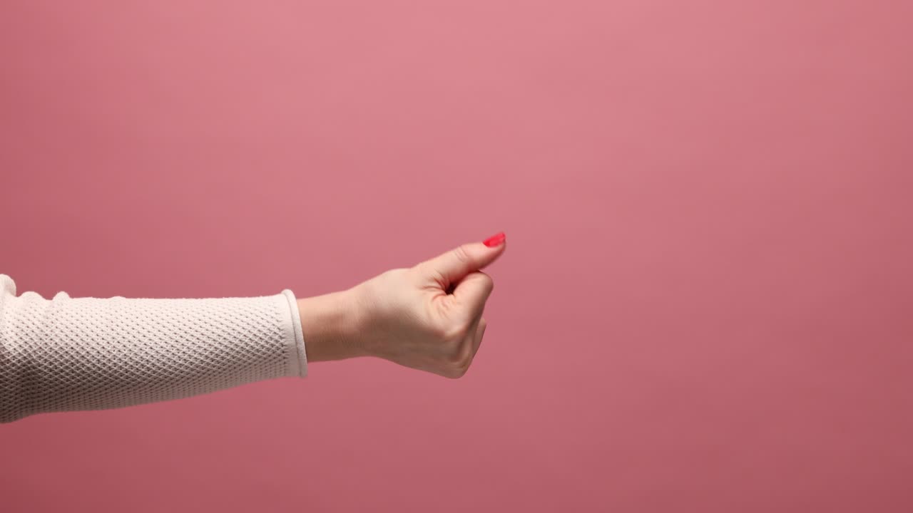 vista lateral del perfil primer plano de la mano de la mujer haciendo gesto de dinero, pidiendo pago, asignación.
