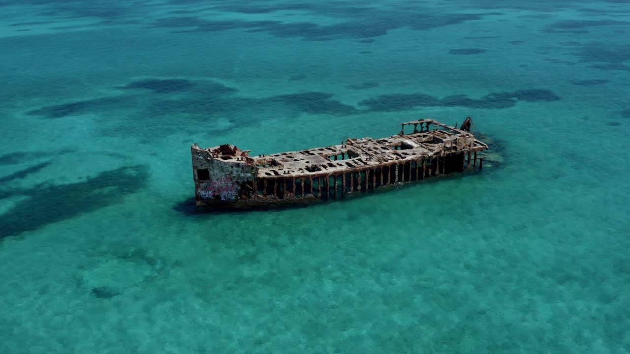 바하마의 비미니 근처 푸른 바다 한가운데 ss 사포나 난파선