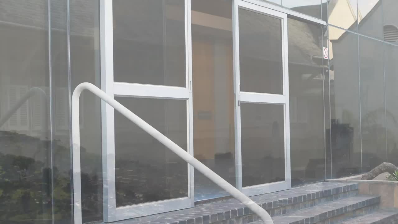 animación de la flecha roja con el procesamiento de estadísticas sobre el hombre de negocios que usa la tableta