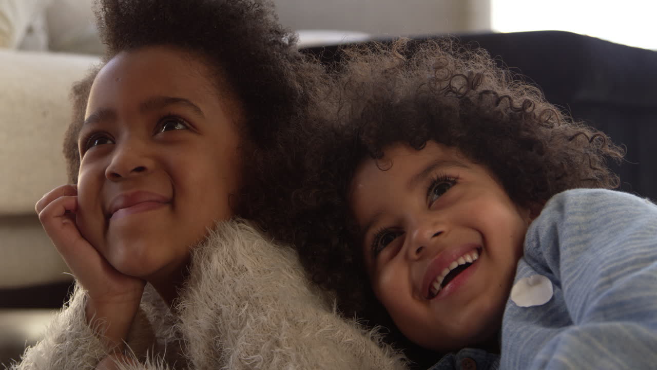 dos niños viendo televisión en casa filmado en r3d