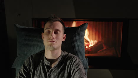 hombre relajándose junto a la chimenea