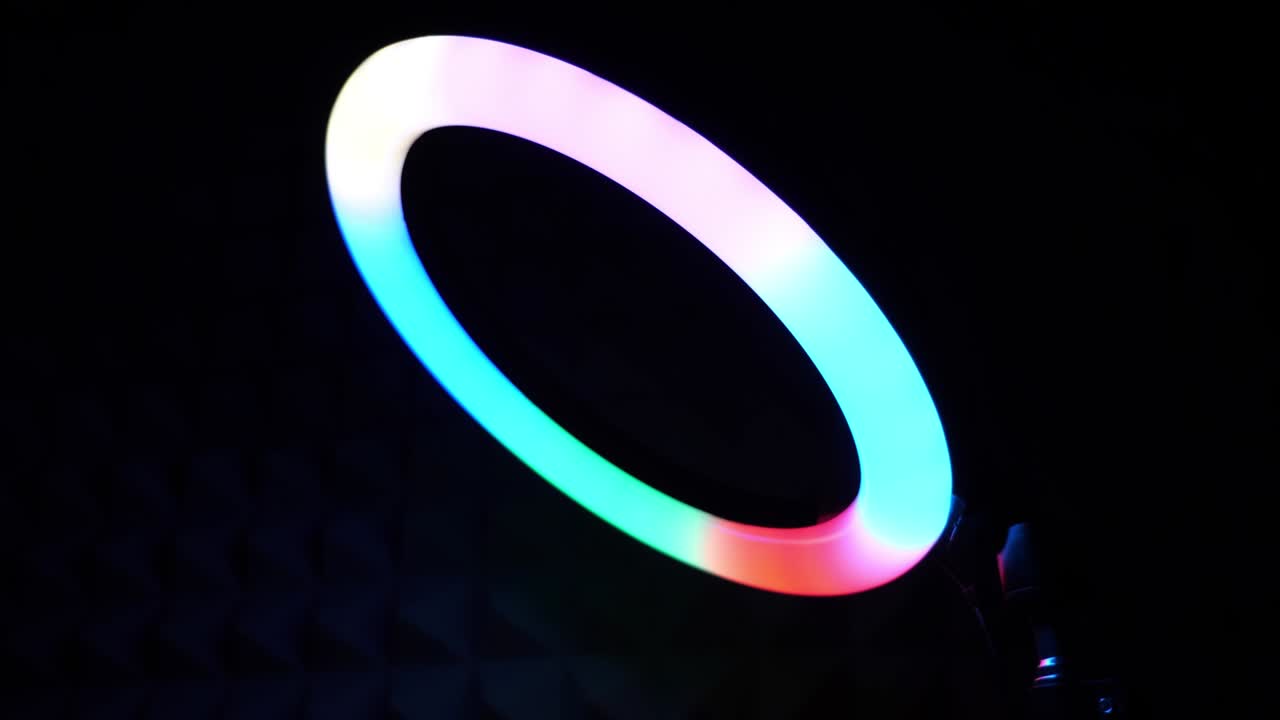 빛나는 반지 rgb 램프 - 어두운 방에서 다채로운 빛, 클로즈업.