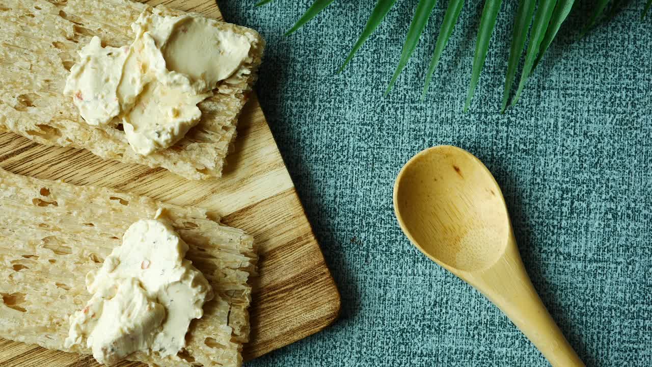 queso con crema y aperitivo de galletas