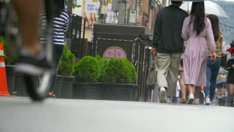 雨の中で自転車に乗る