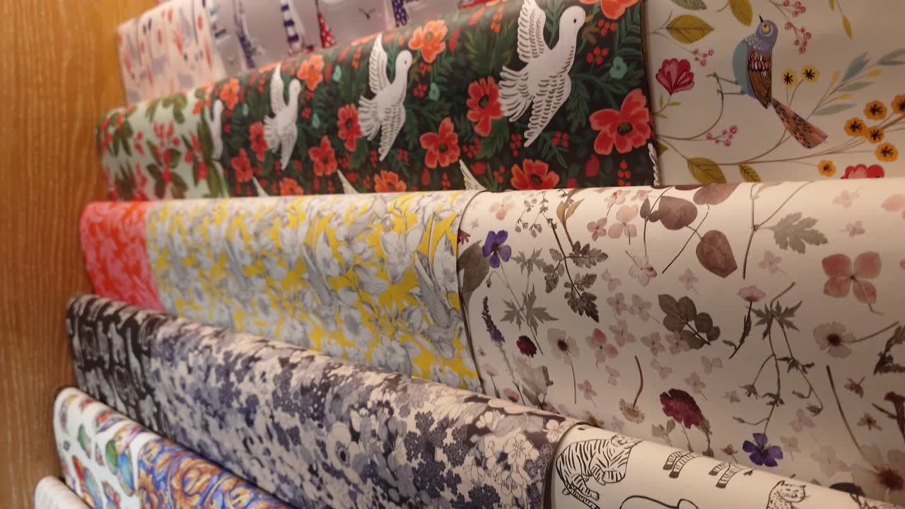 esposizione in negozio di disegni unici di carta da imballaggio per tutte le occasioni