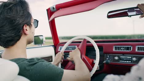 Vídeo-De-Un-Hombre-Conduciendo-Un-Coche-Viejo