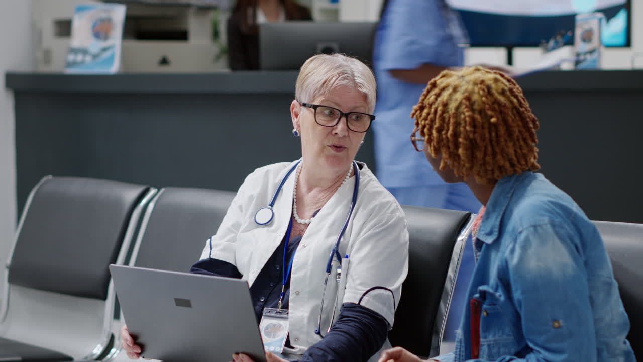 Medico che si consulta con un paziente tramite laptop in clinica