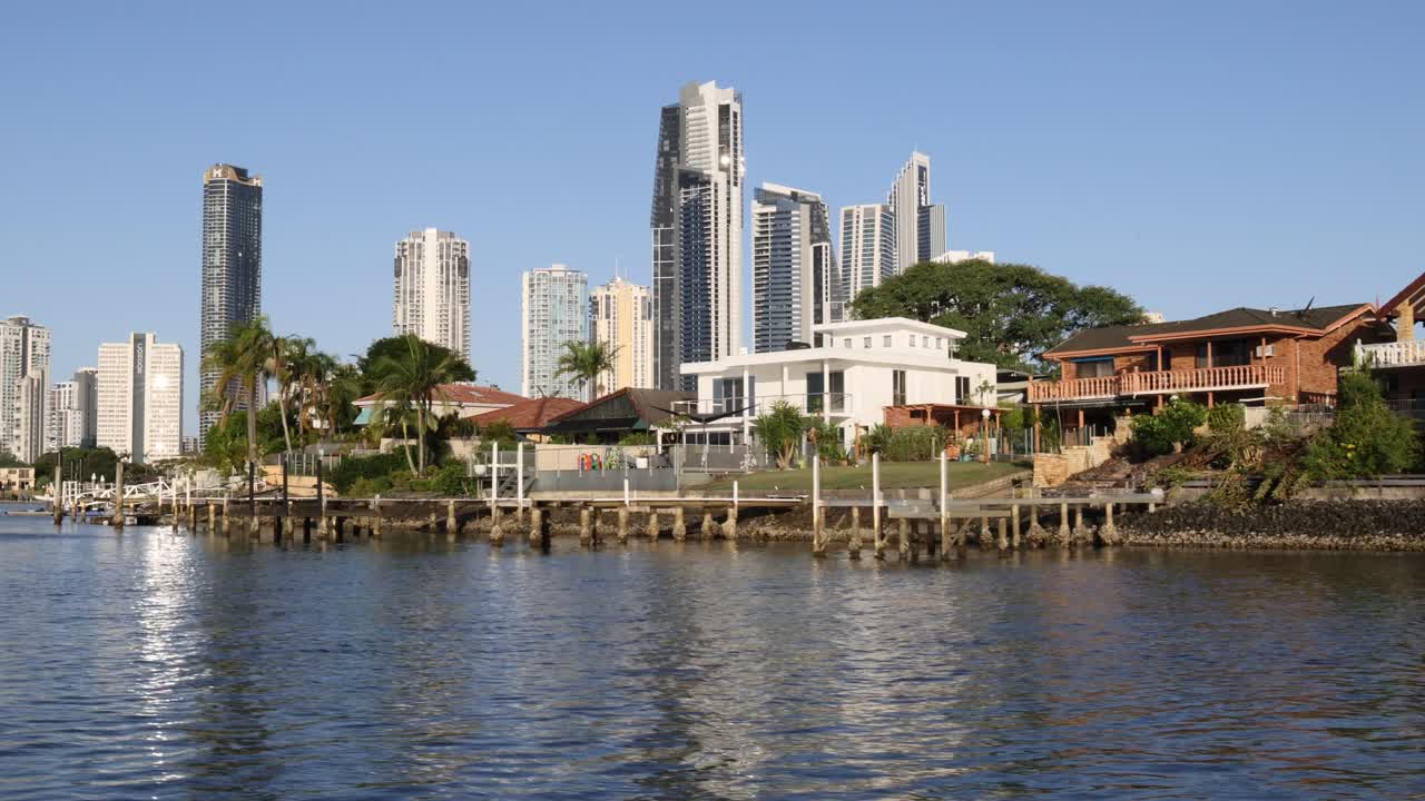 강변을 따라 도시 성장의 시간 간격