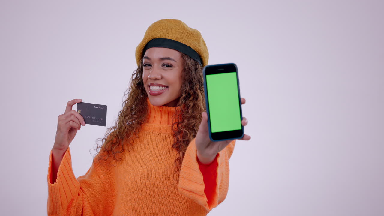 Donna felice, mockup di telefono e carta di credito