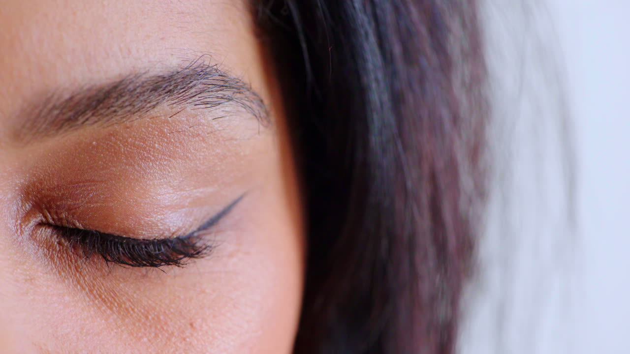 wow, sorprendido y primer plano del ojo de la mujer