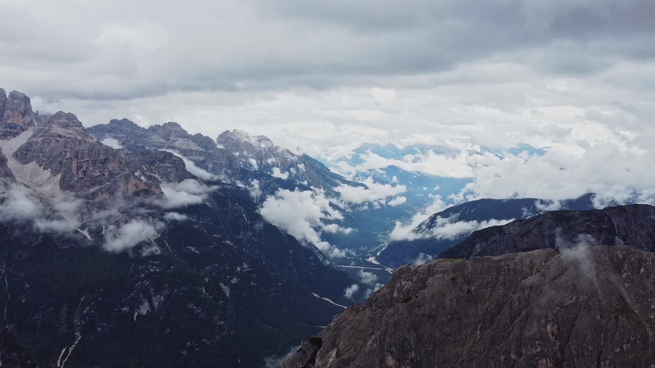 tomada de un avión no tripulado de un valle en las dolomitas, italia en un día nublado