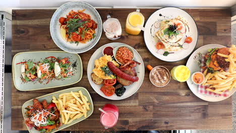 mano masculina recogiendo el desayuno del restaurante estilo plano laico