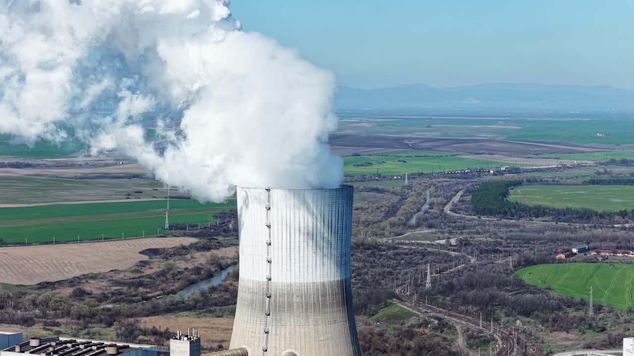 Vista aerea di una grande ciminiera di una centrale elettrica a carbone nell'Europa orientale, Regione di Stara Zagora, Bulgaria.