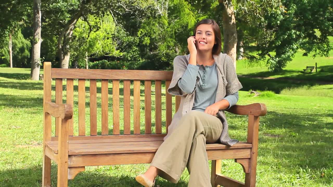 밖에서 전화를 하는 젊은 여성