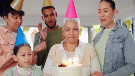 Familia,-Soplando-Velas-Y-Feliz-Cumpleaños