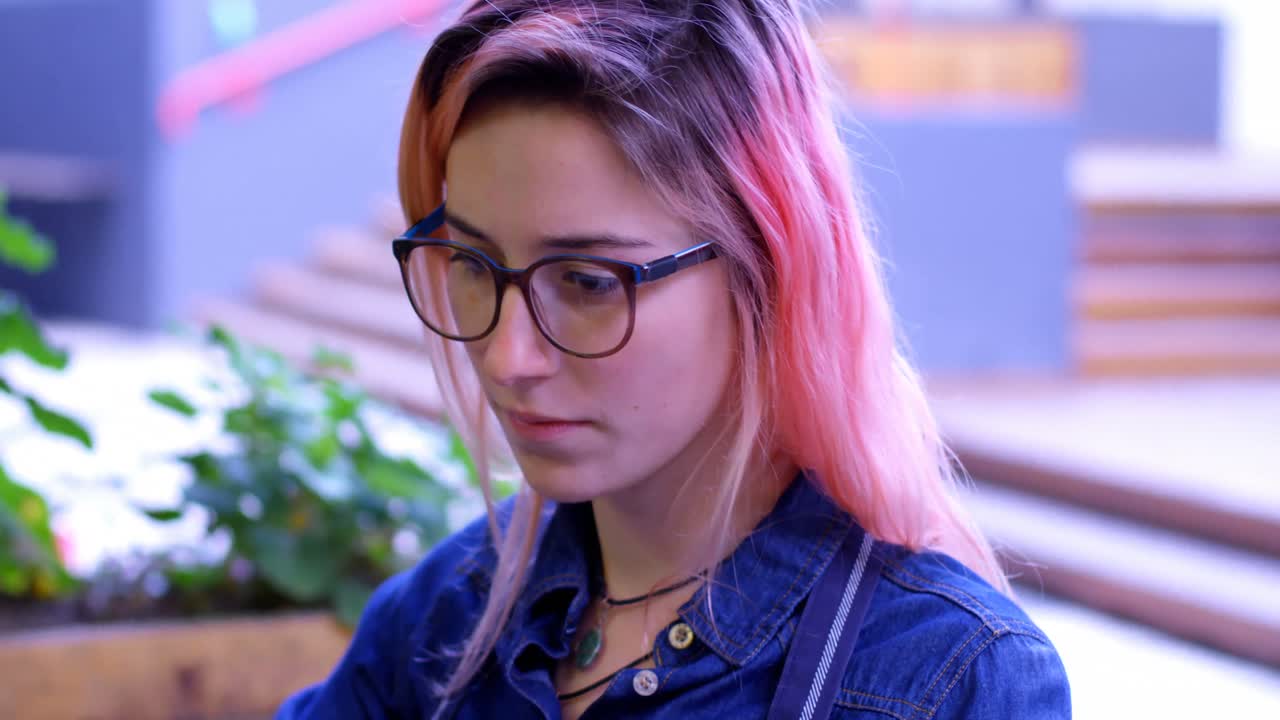 propietaria que trabaja en el café 4k