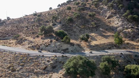 disparo paralelo de tres scooters que conducen por un camino de montaña en la isla de kos