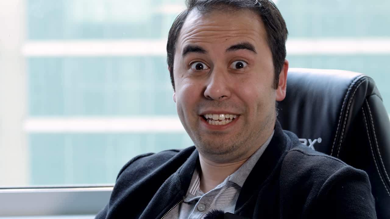 남성 의 말 하는 머리 가 카메라 에 직접 말 하고 있는 가까운 모습