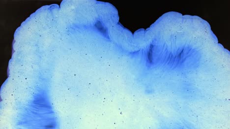 flujo de humo abstracto blanco azul movimiento de nube polvorienta