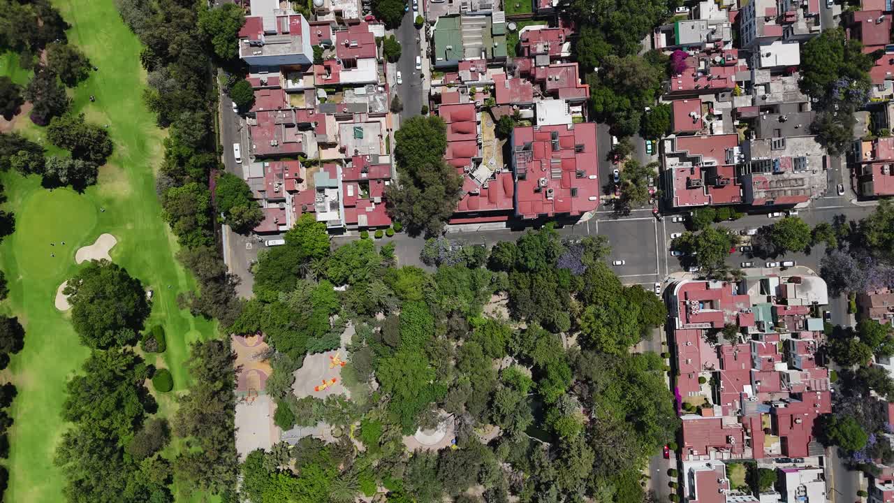 experiencia de los verdes exuberantes del club campestre en la ciudad de méxico