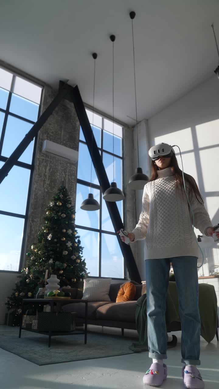 크리스마스 트리와 함께 현대적인 거실에서 vr 헤드을 착용하는 여성