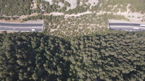 Vista-Aérea-De-La-Carretera-Y-El-Túnel-Que-Pasa-Por-Las-Montañas,-La-Vegetación-Natural-De-Bosnia