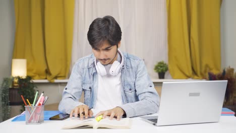 Ehrgeiziger-Und-Zielstrebiger-Männlicher-Student.