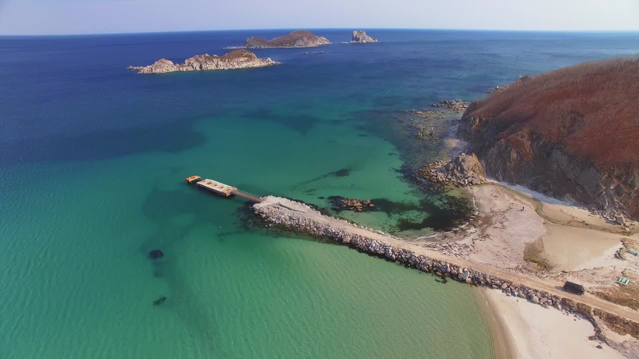 드론에서 트리오제리 만의 아름다운 섬을 볼 수 있습니다.