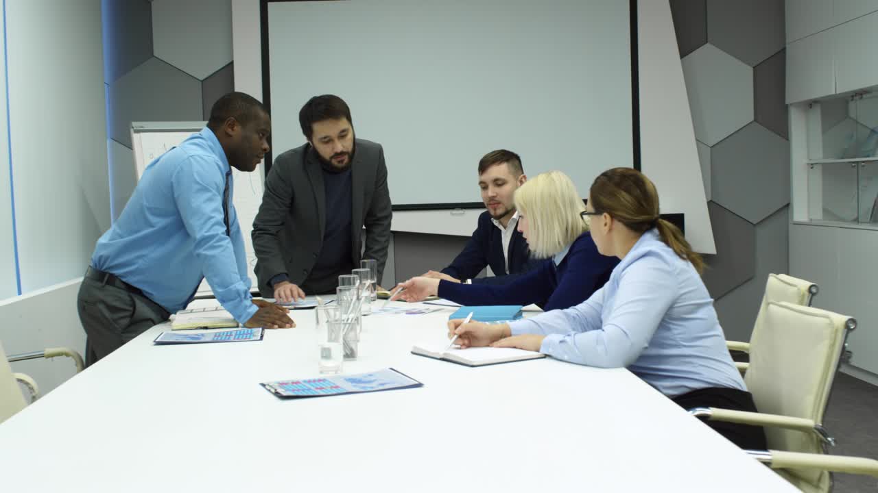 grupo de negocios de raza mixta trabajando en la mesa de conferencias
