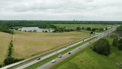 Malerische-Fahrt-Durch-Felder-In-Der-Nähe-Von-Trap-Lake-In-Memphis,-Tennessee