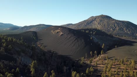 Wide-aerial-view-of-the-mountains-and-forest-in-Flagstaff,-Arizona