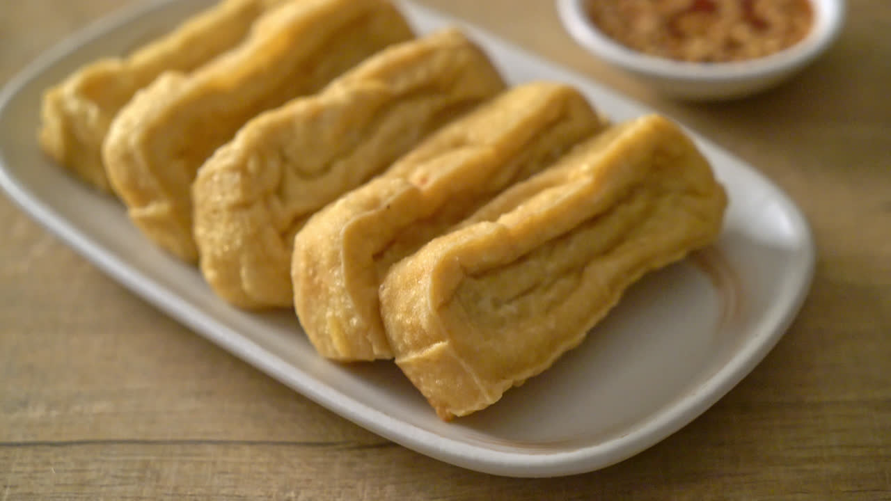 tofu fritto con salsa - stile alimentare vegano e vegetariano