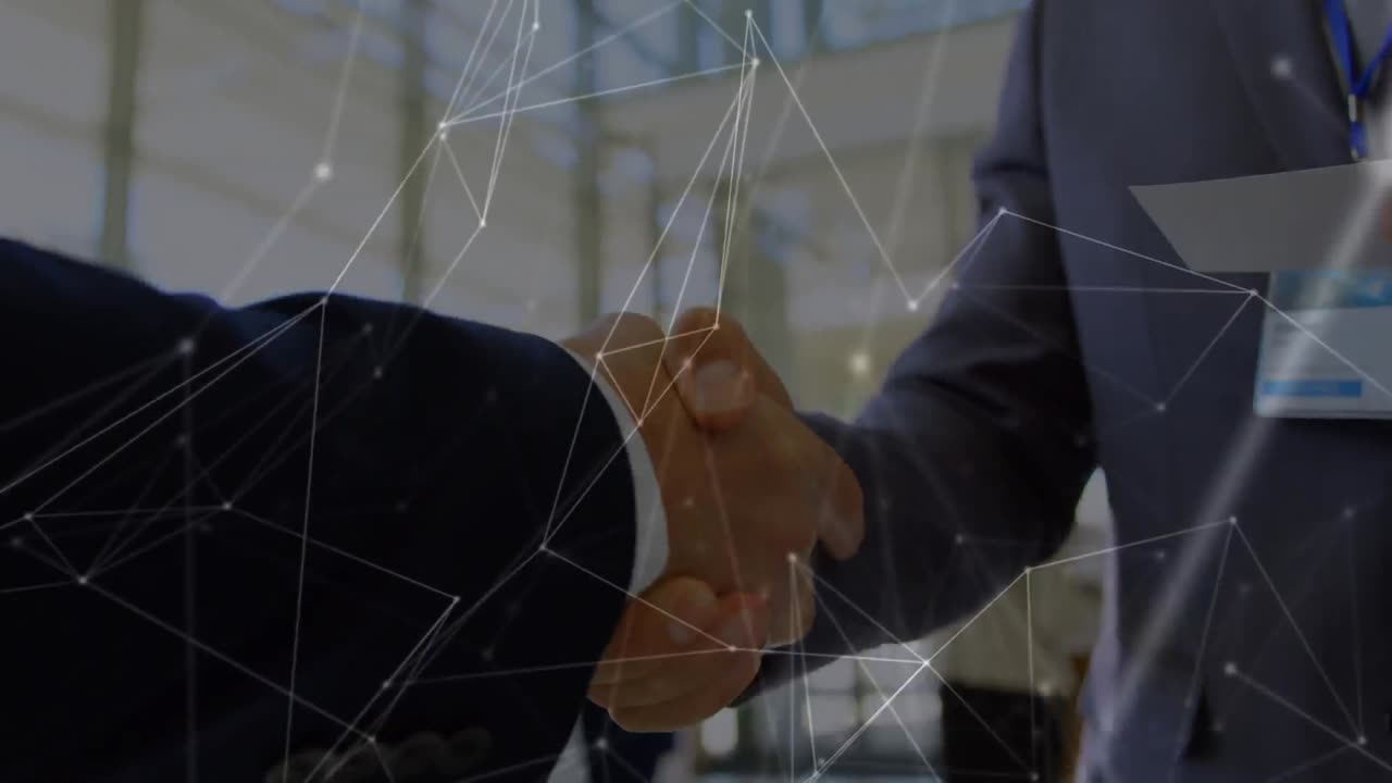 Animazione di reti di connessioni su diversi professionisti che si stringono la mano in ufficio