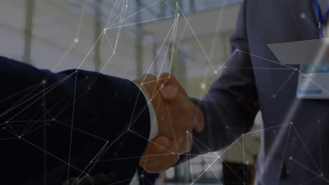 animación de redes de conexiones sobre diversas personas de negocios que se dan la mano en la oficina