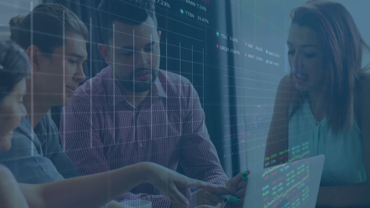 animación del procesamiento de datos del mercado de valores sobre diversos colegas discutiendo sobre una computadora portátil en la oficina