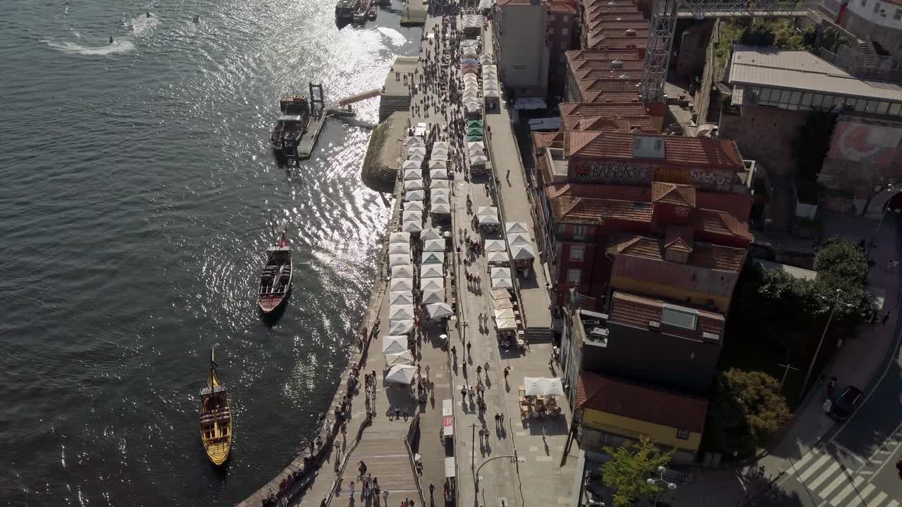 Turisti e visitatori che si godono i ristoranti sulla riva del fiume Douro