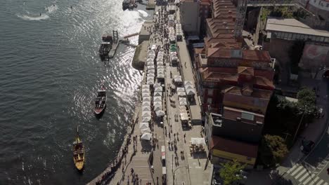 Touristen-Und-Besucher-Genießen-Die-Restaurants-Am-Ufer-Des-Flusses-Douro