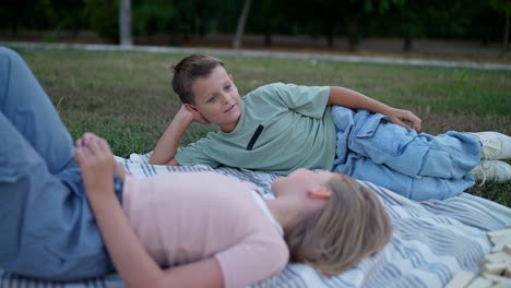 niños relajándose en un picnic en el parque