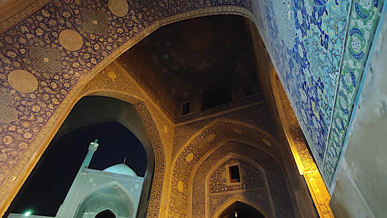 Intarsi di piastrelle intricati e archi di un'antica moschea di notte.